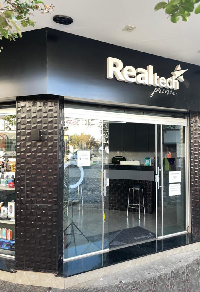 Fachada da loja Realtech Prime na Av. Dom Pedro II, São Lourenço/MG