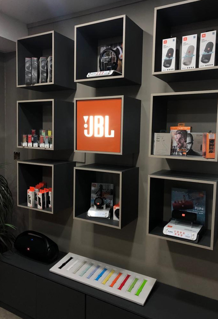 Interior da loja Realtech Prime com produtos Apple em exposição